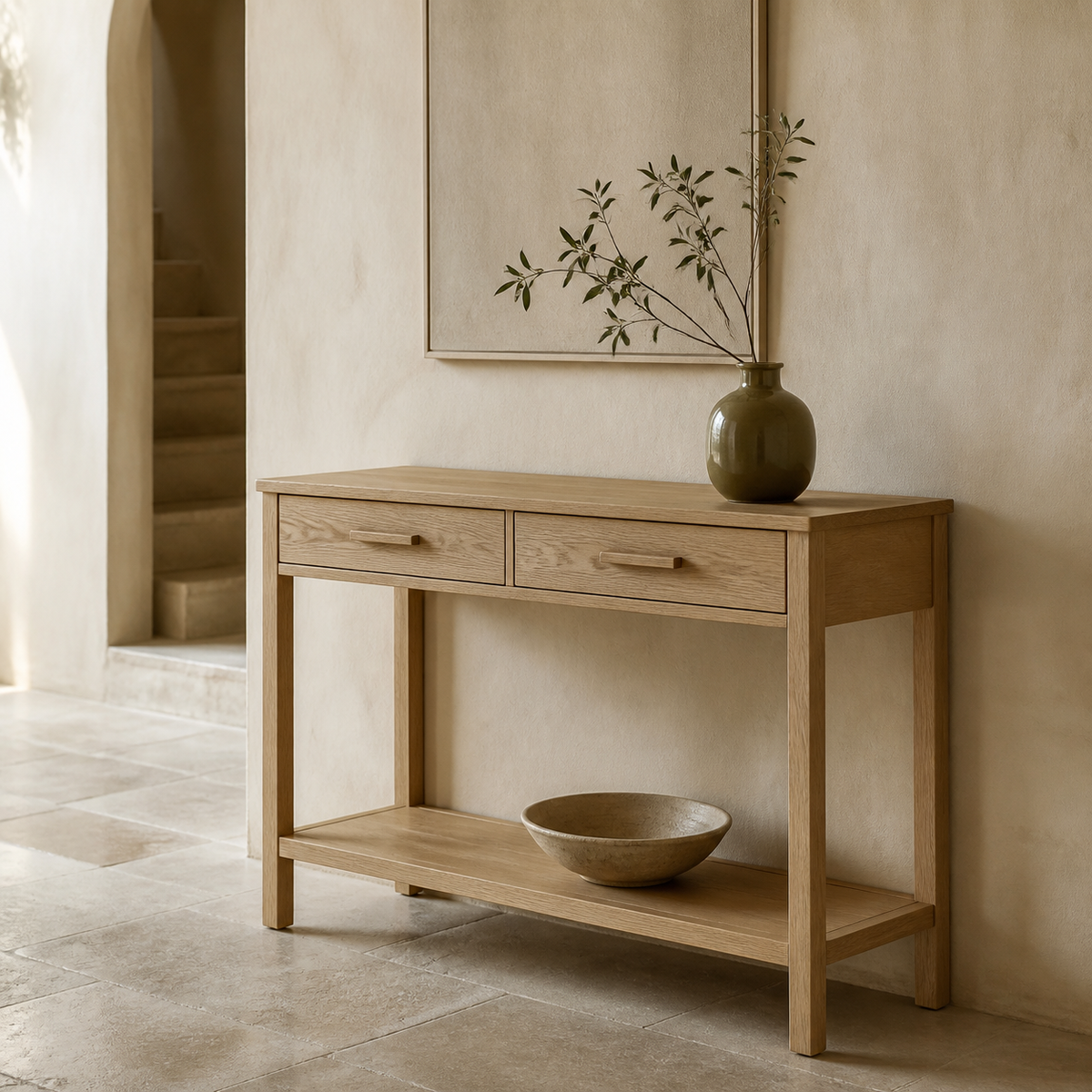 Console étroite en bois clair à deux tiroirs dans une entrée crème