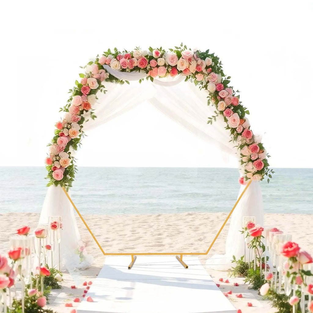 Arche de mariage dorée : arche hexagonale en bord de mer.