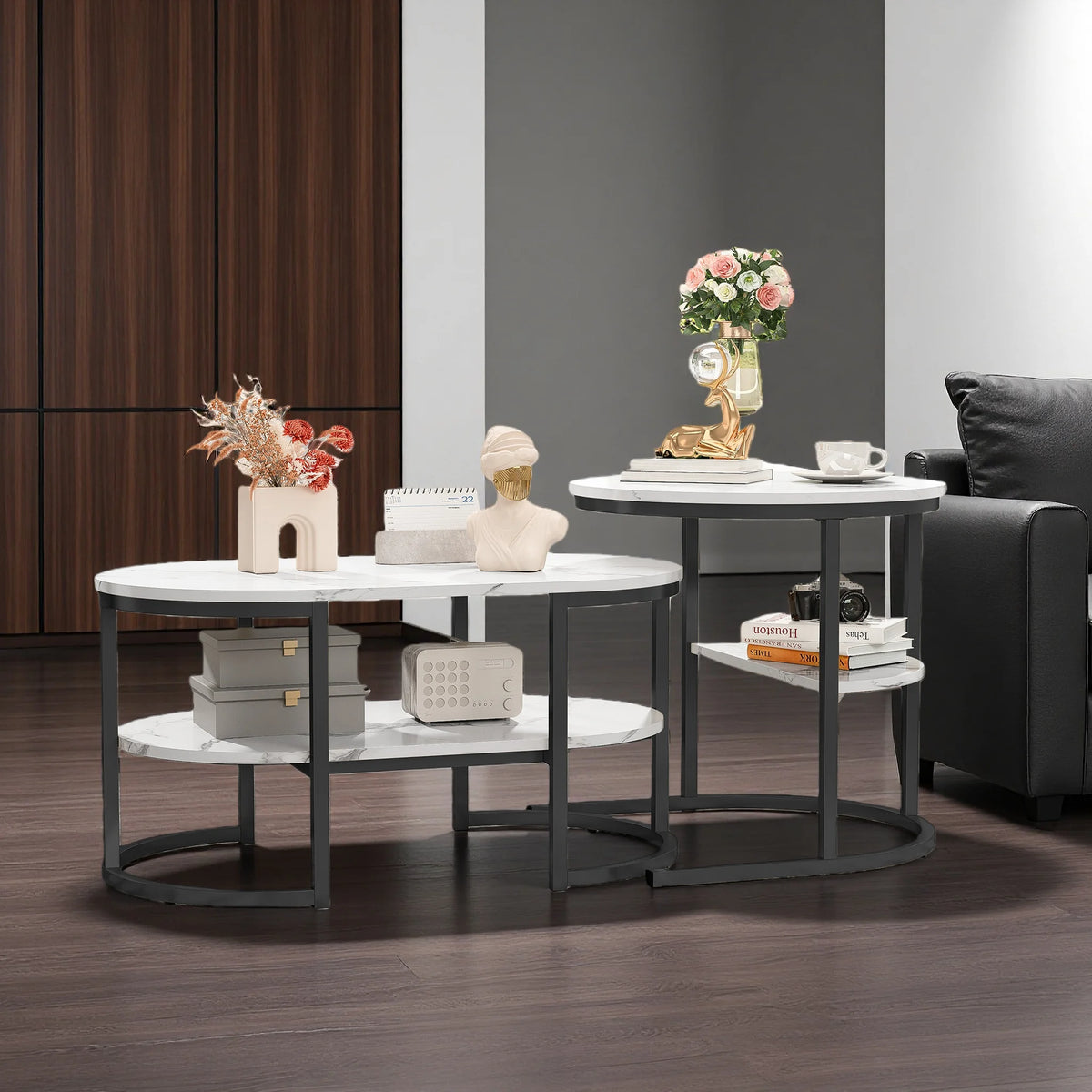 Tables basses gigognes ronde et ovale, effet marbre clair — devant un canapé