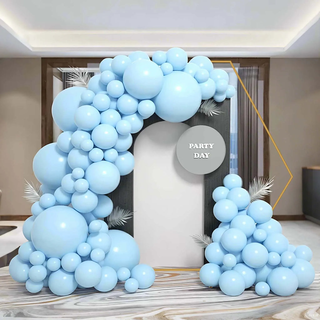 Arche de mariage dorée : arche avec ballons bleus.
