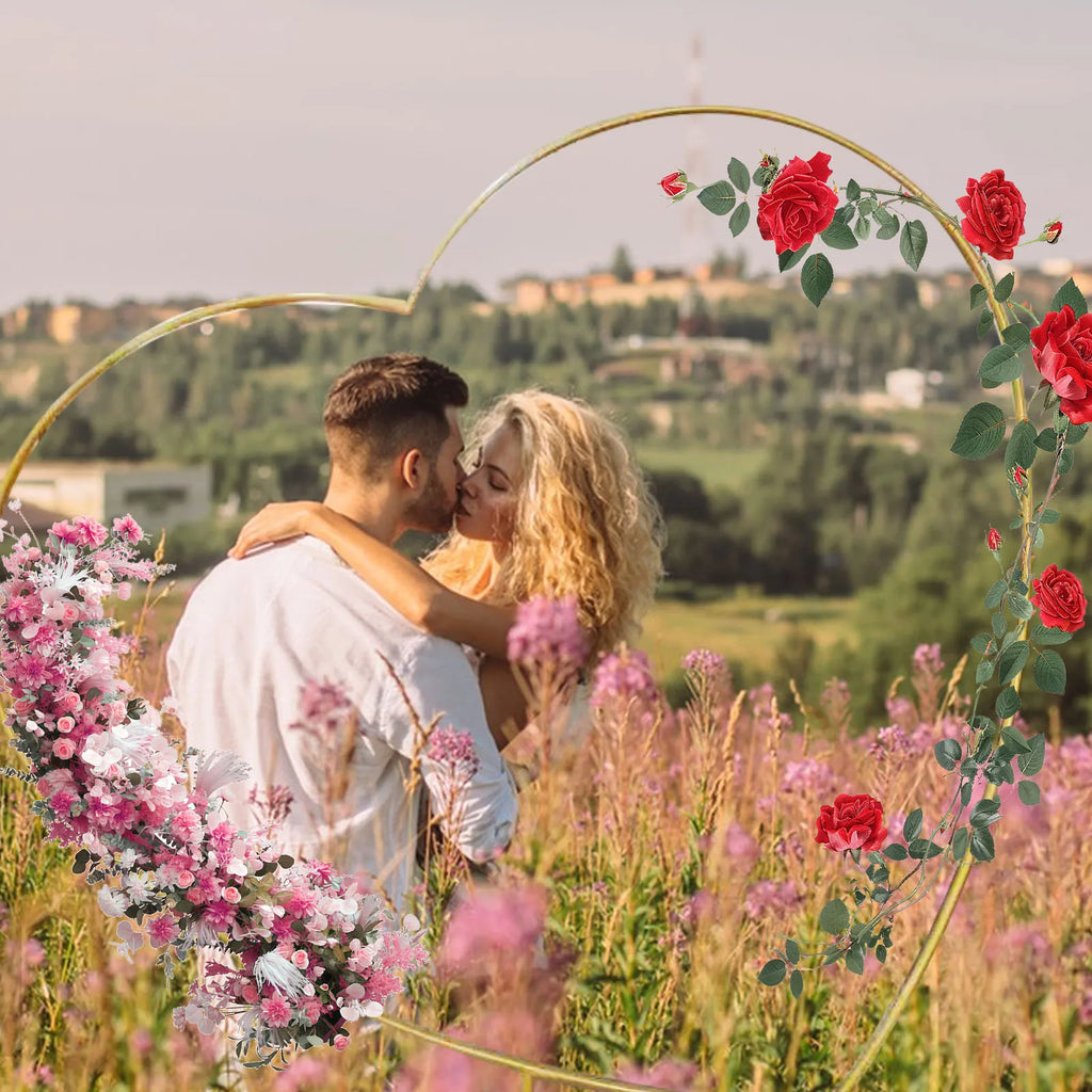 Arche de mariage dorée : arche en cœur et fleurs roses.