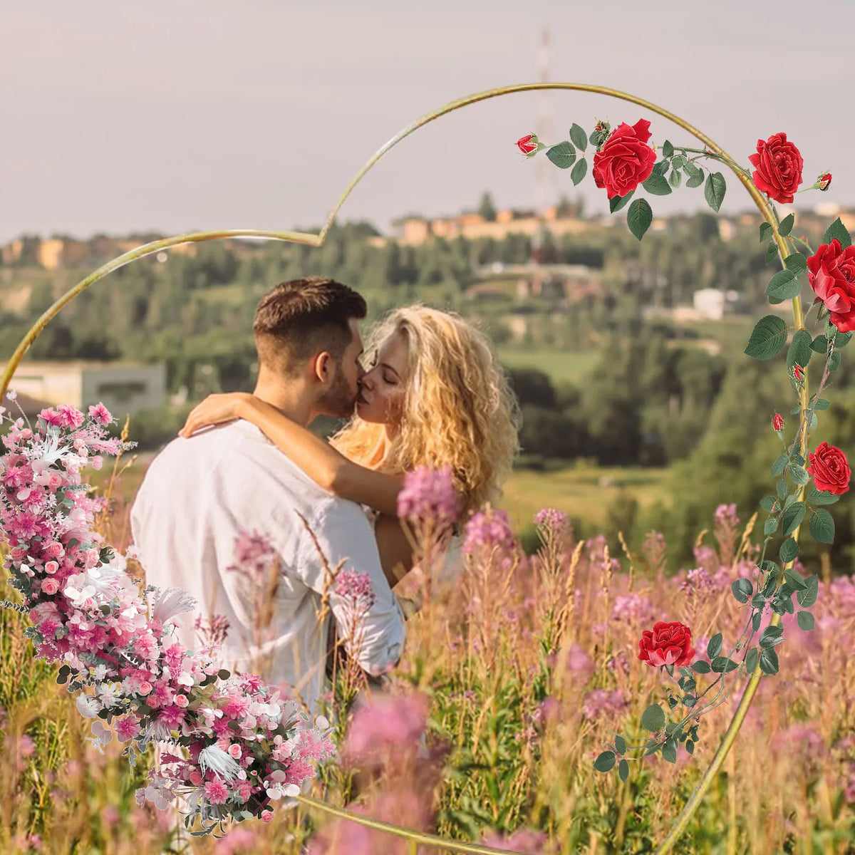 Arche de mariage dorée : arche en cœur et fleurs roses.