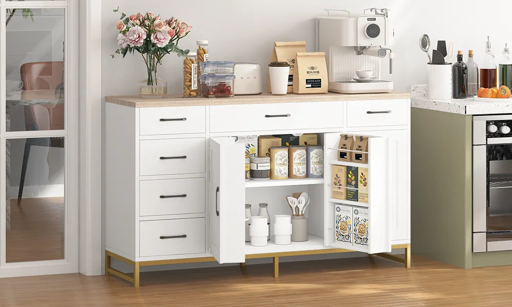 Buffet blanc avec plan de travail et portes ouvertes, vaisselle et bocaux dans les compartiments