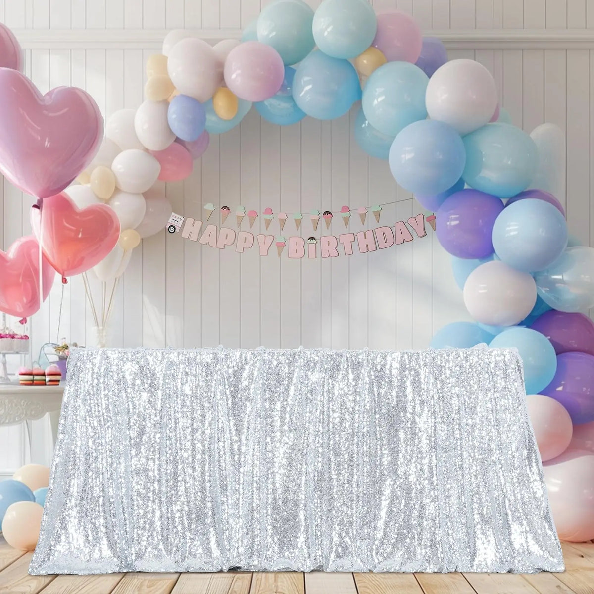 Exemple de buffet d’anniversaire avec nappe à sequins argentés
