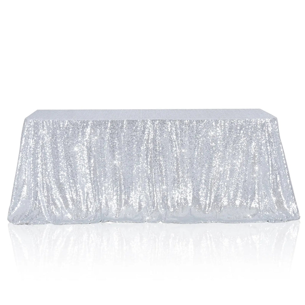 Nappe à sequins argentés sur une table rectangulaire