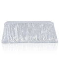 Nappe à sequins argentés sur une table rectangulaire