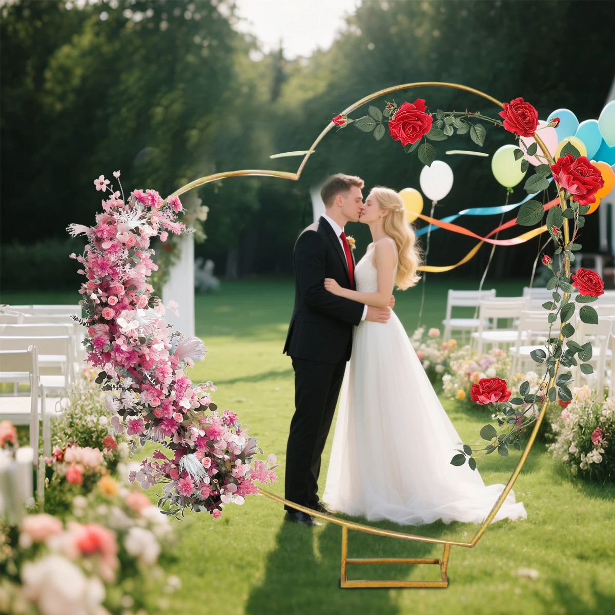 Arche de mariage dorée : arche en cœur lors d’une cérémonie.