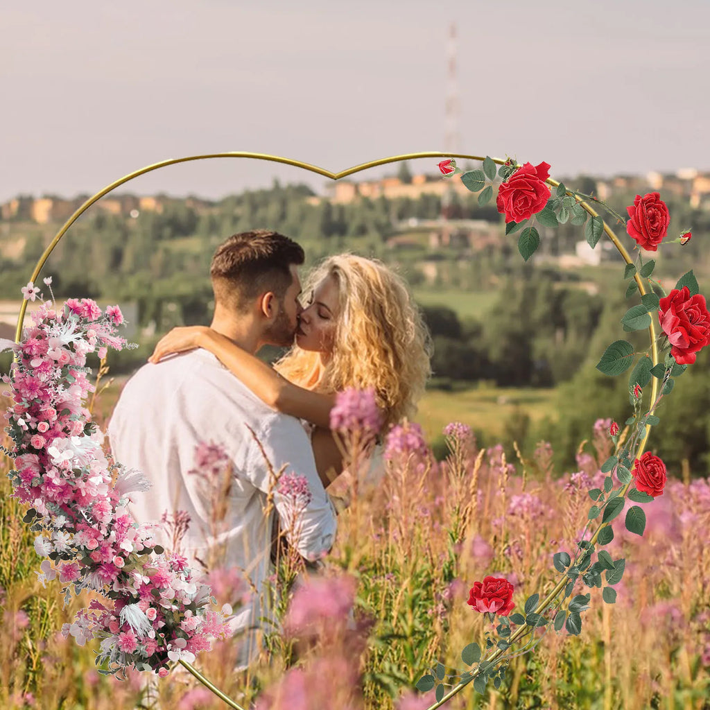Arche de mariage dorée : couple devant une arche en cœur.