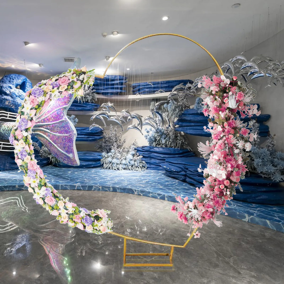 Arche de mariage dorée : arche en cœur dans un décor marin.