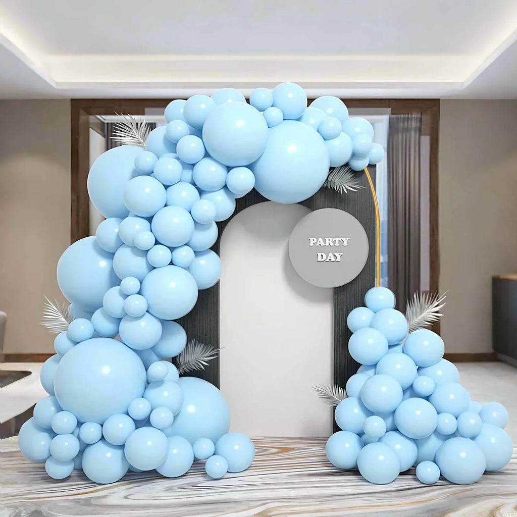 Arche de mariage dorée : arche avec ballons bleus.
