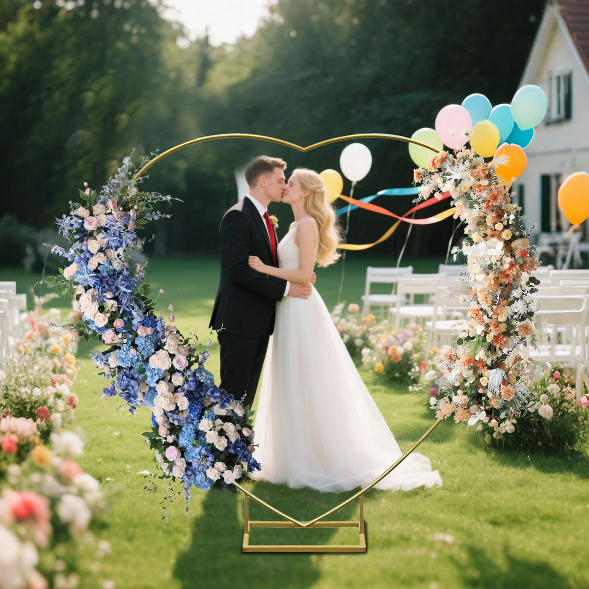 Arche de mariage dorée : arche en cœur lors d’un mariage.