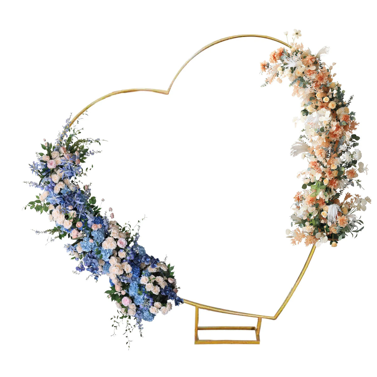 Arche de mariage dorée : arche en cœur inclinée fleurie.