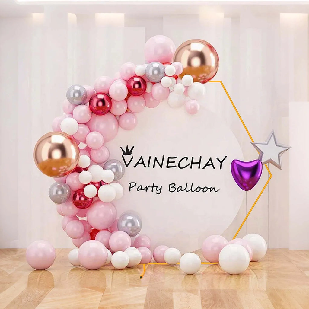 Arche de mariage dorée : arche hexagonale avec ballons roses.