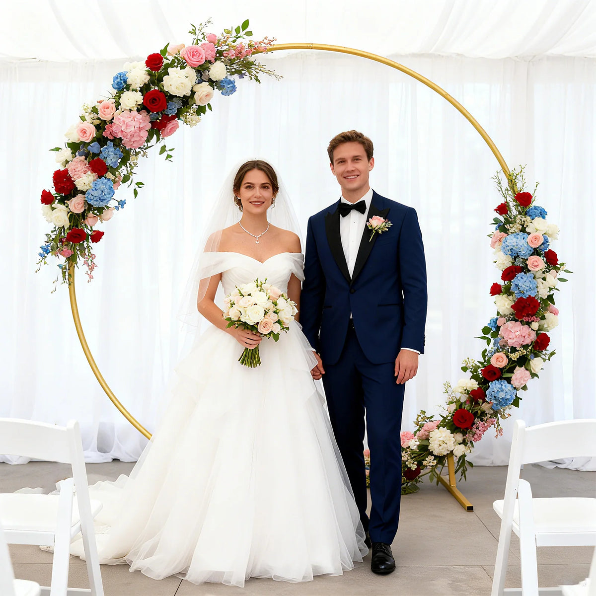 Arche ronde en métal de 2 m : couple devant le cercle fleuri.