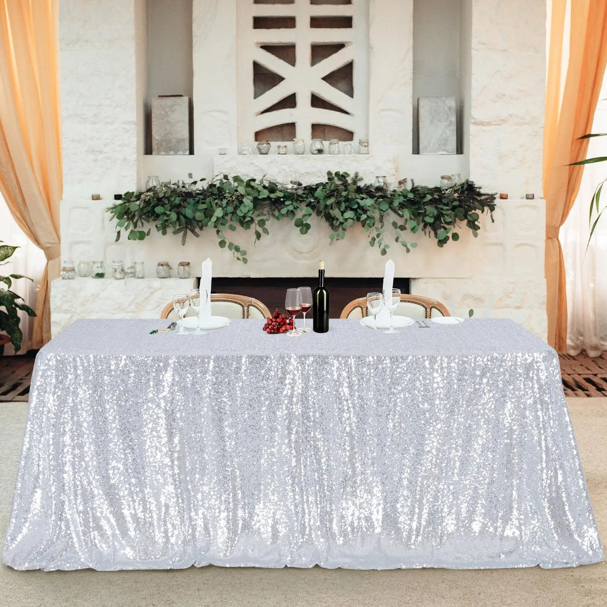 Nappe à sequins argentés dans un décor de réception
