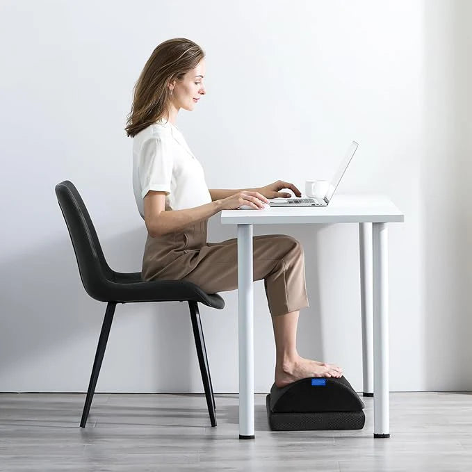 Repose-pieds de bureau rembourré à deux hauteurs — sous un bureau