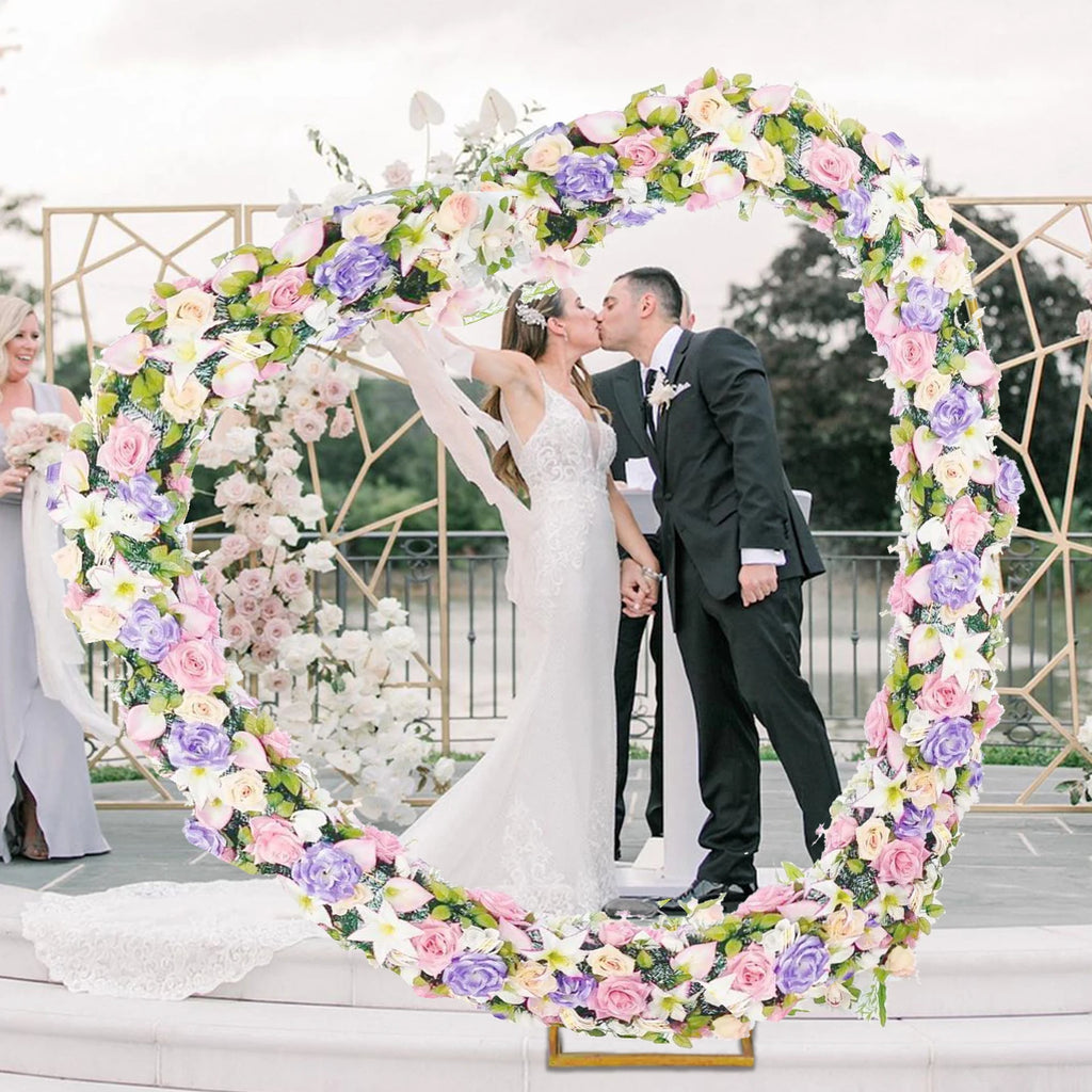 Arche de mariage dorée : arche en cœur fleurie lors d’un mariage.