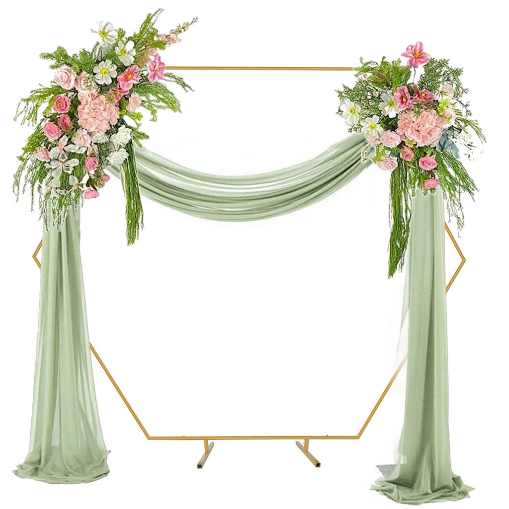 Arche de mariage dorée : arche hexagonale avec tissu vert.