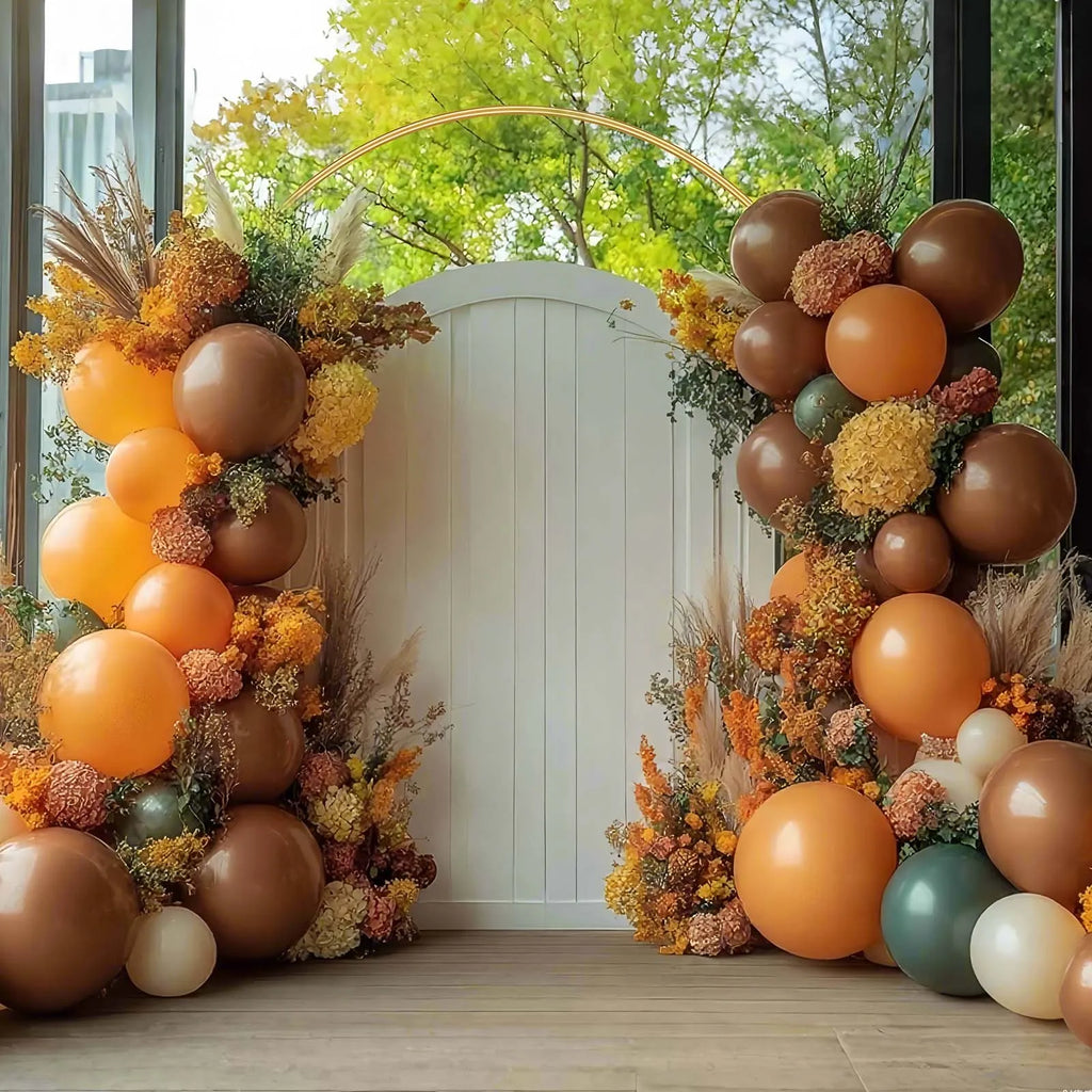 Arche de mariage dorée : arche avec ballons aux tons automnaux.