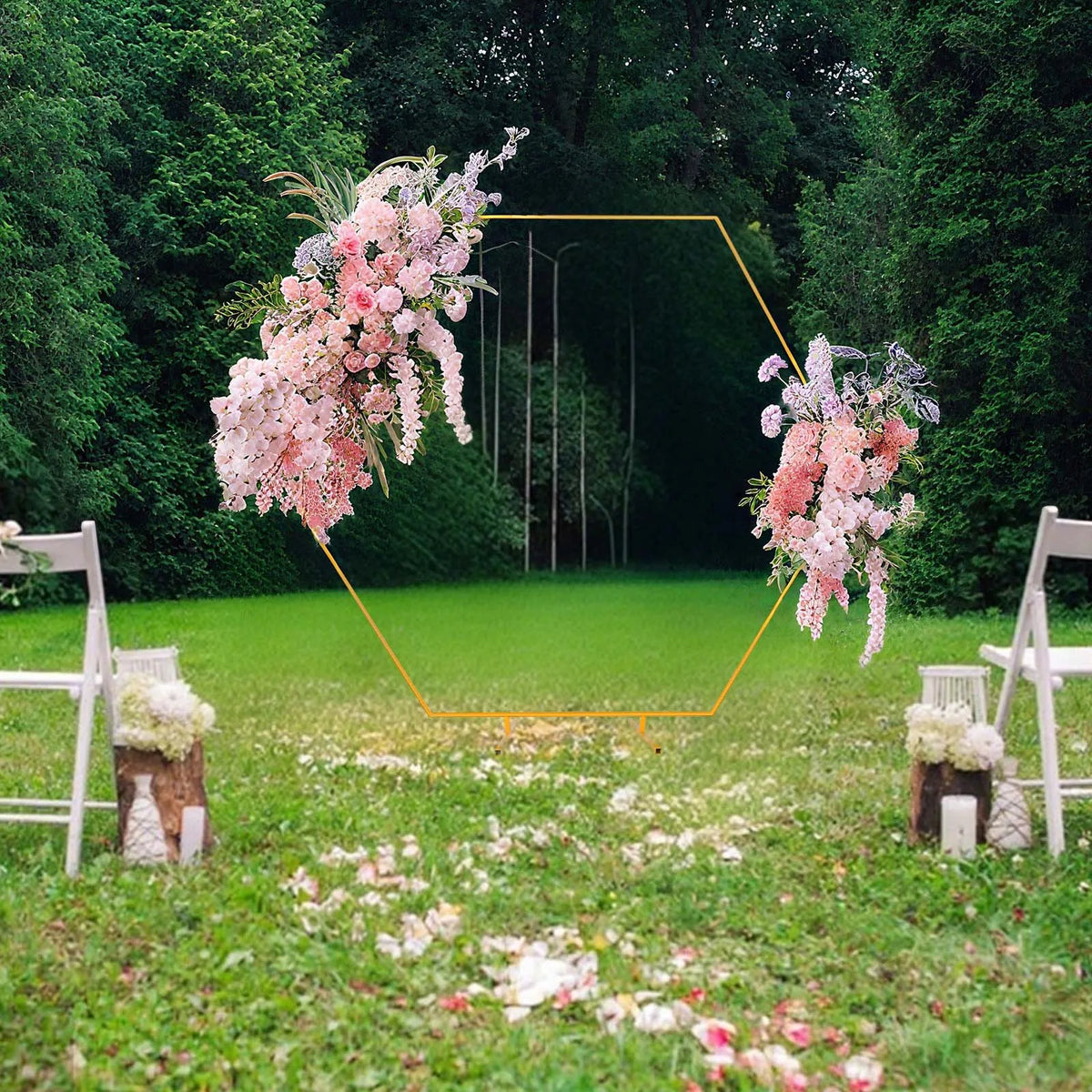 Arche de mariage dorée : arche hexagonale avec fleurs roses.