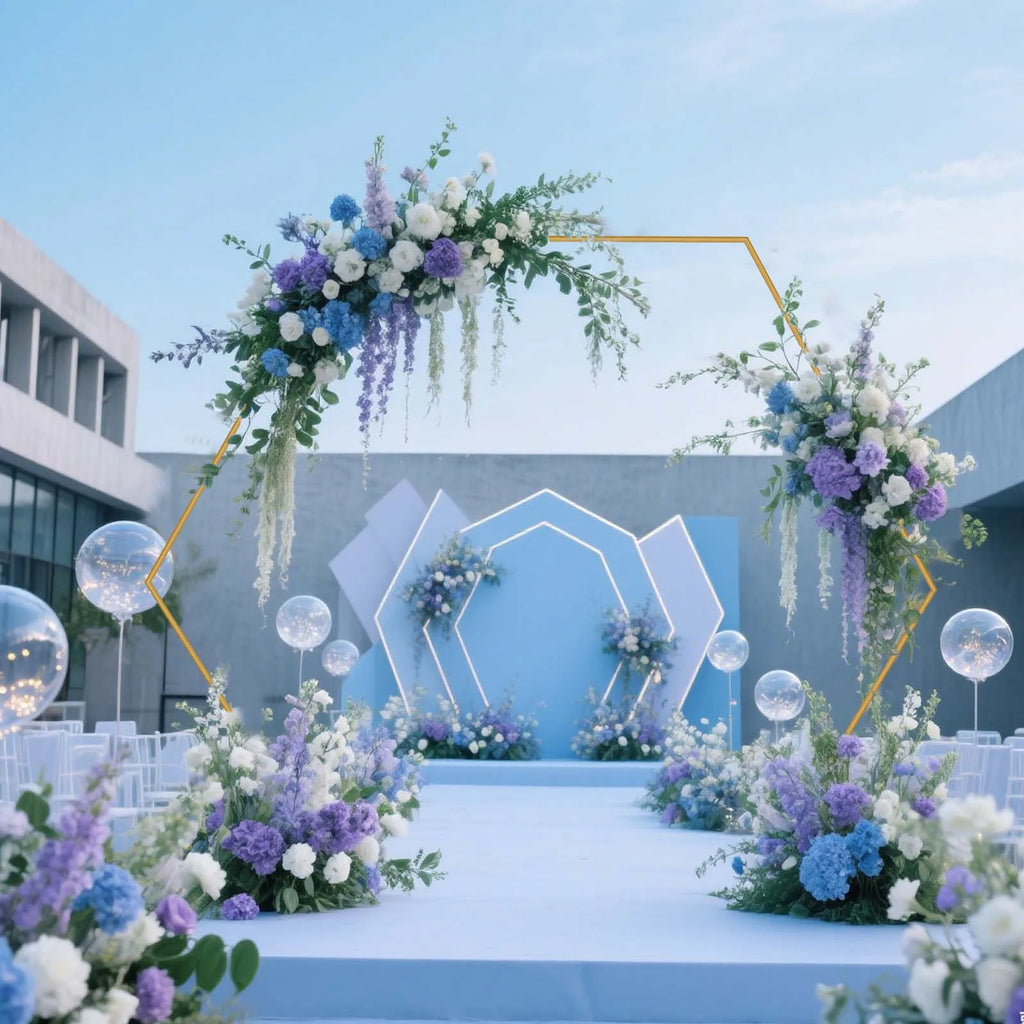 Arche de mariage dorée : arche hexagonale et fleurs bleues.
