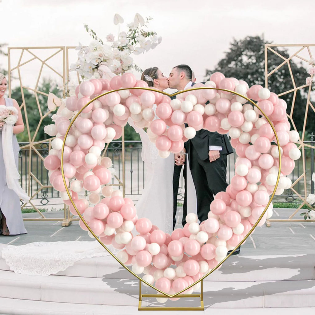 Arche de mariage dorée : cœur avec ballons roses et blancs.