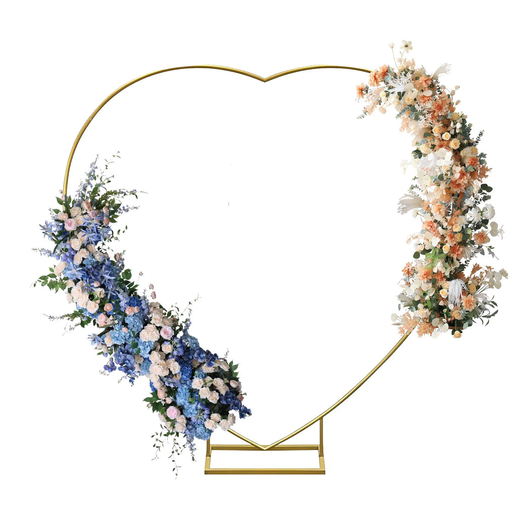 Arche de mariage dorée : cœur incliné avec décoration florale.