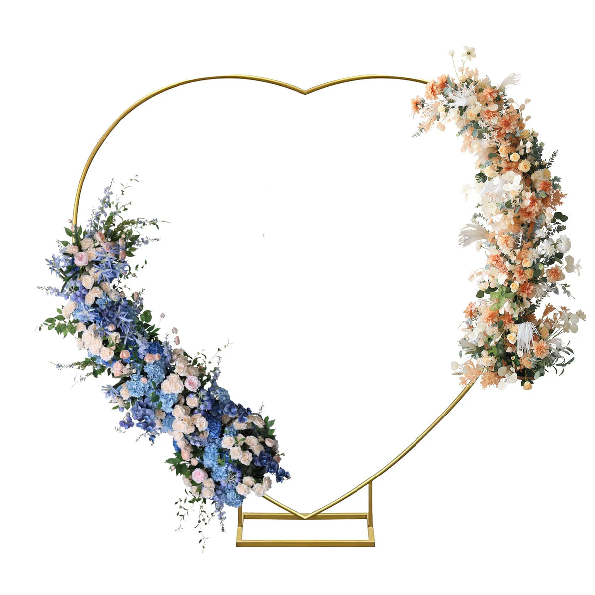 Arche de mariage dorée : cœur incliné avec décoration florale.