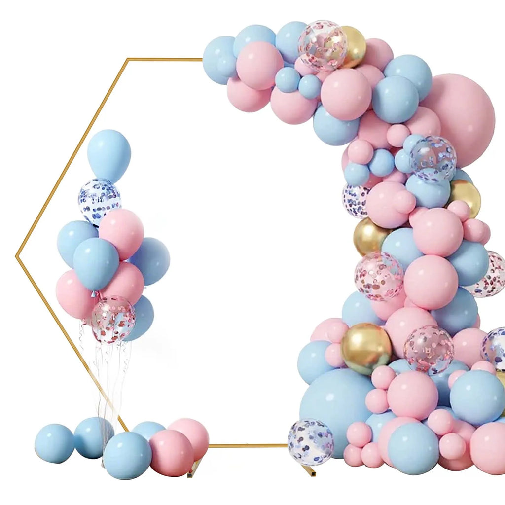 Arche de mariage dorée : arche hexagonale avec ballons pastel.