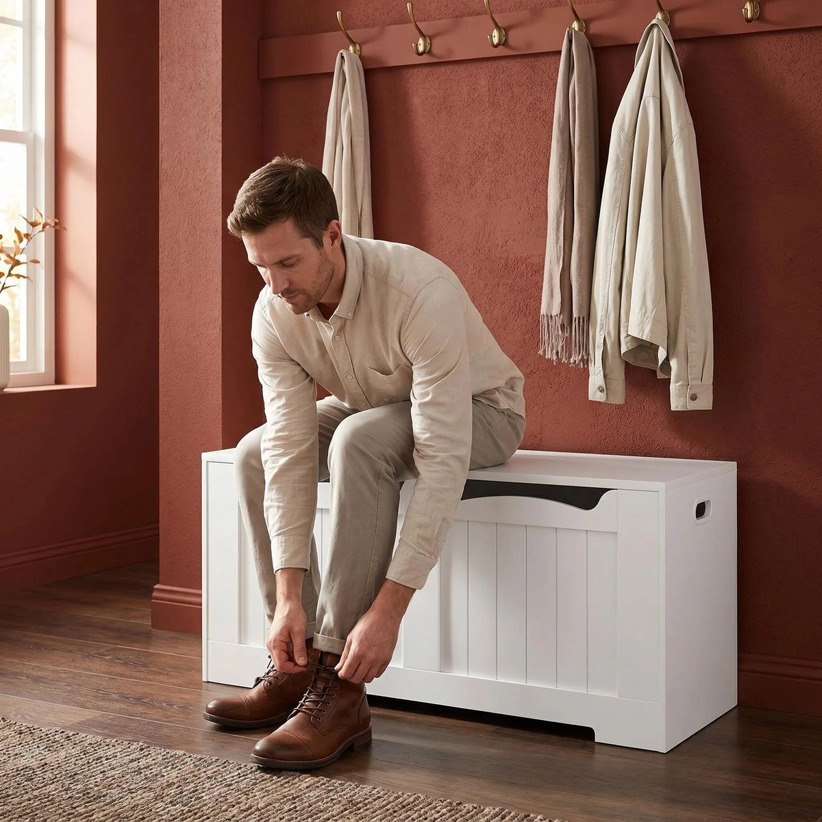 Coffre de rangement blanc avec panneau relevable, charnières visibles sur le côté