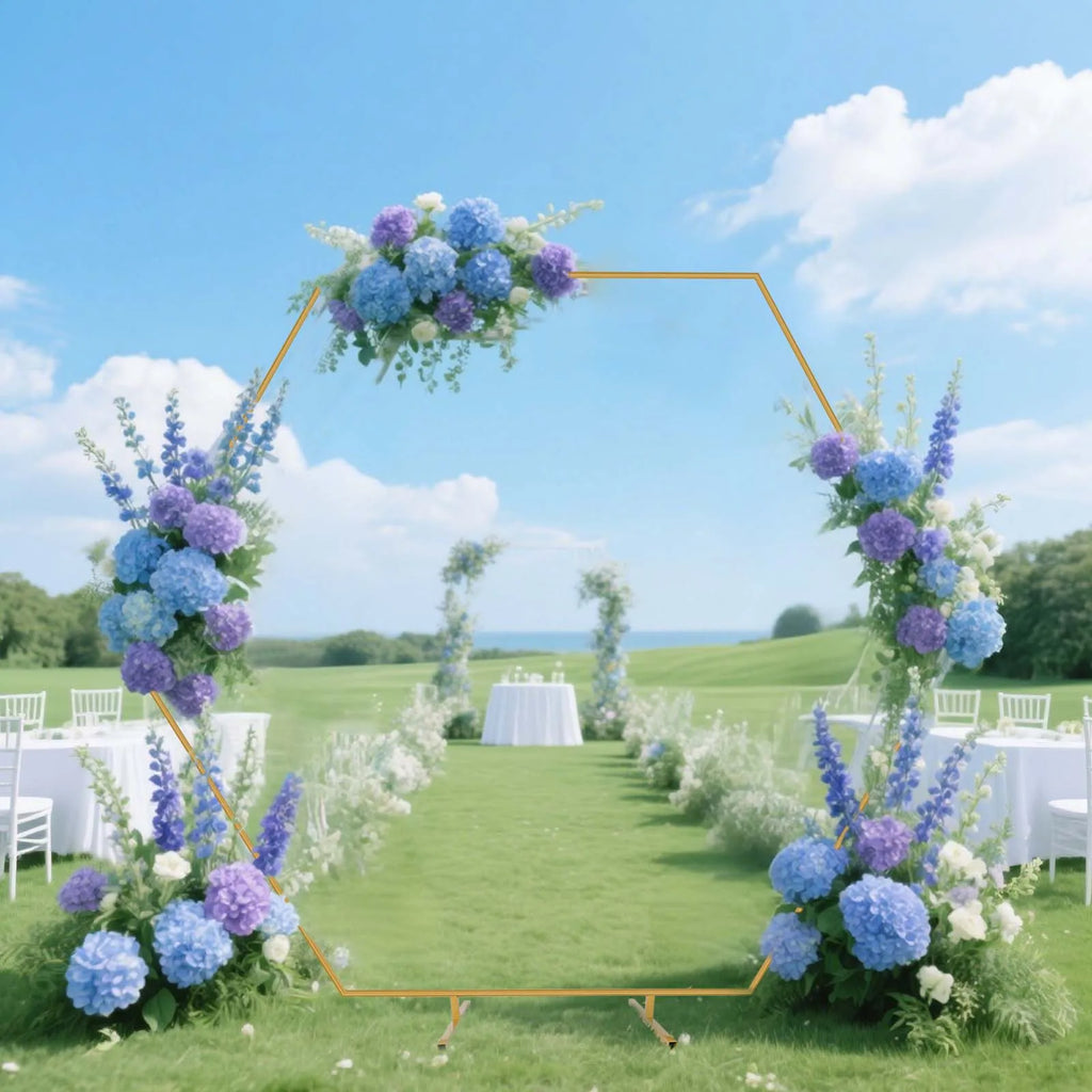 Arche de mariage dorée : arche hexagonale lors d’une cérémonie.