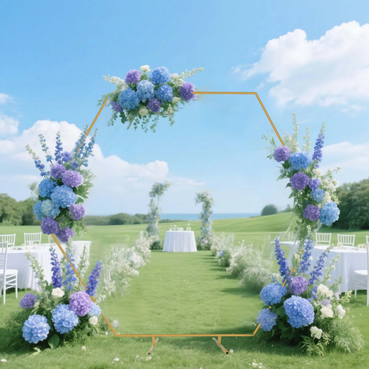 Arche de mariage dorée : arche hexagonale lors d’une cérémonie.