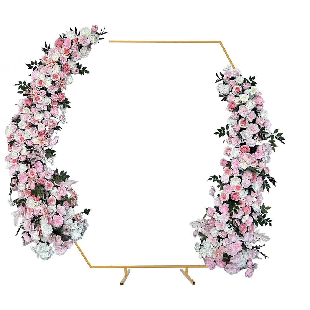 Arche de mariage dorée : arche hexagonale et fleurs roses.