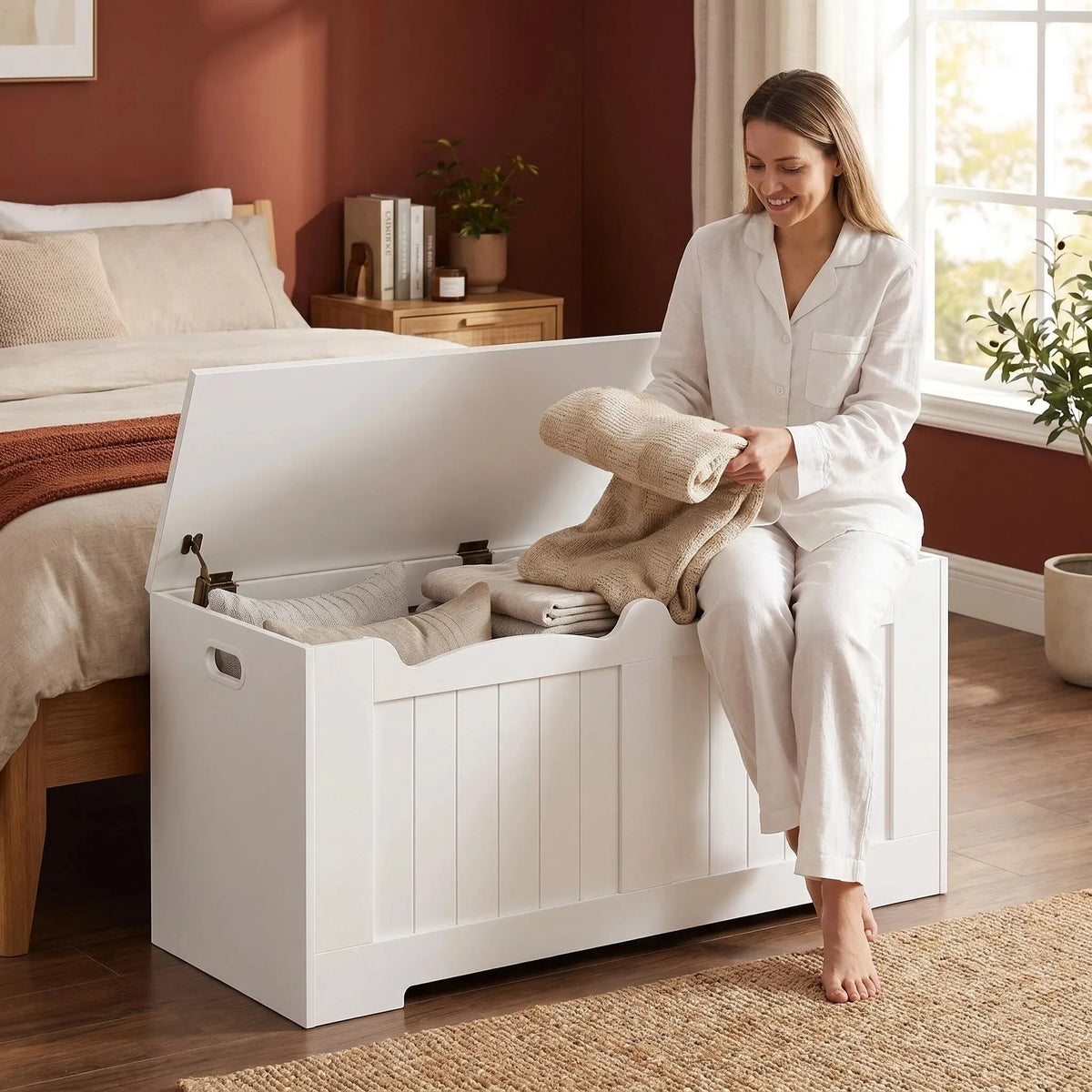 Coffre de rangement blanc, couvercle relevé, intérieur accessible pour organiser des affaires