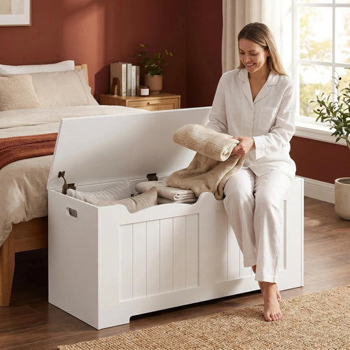 Coffre de rangement blanc, couvercle relevé, intérieur accessible pour organiser des affaires