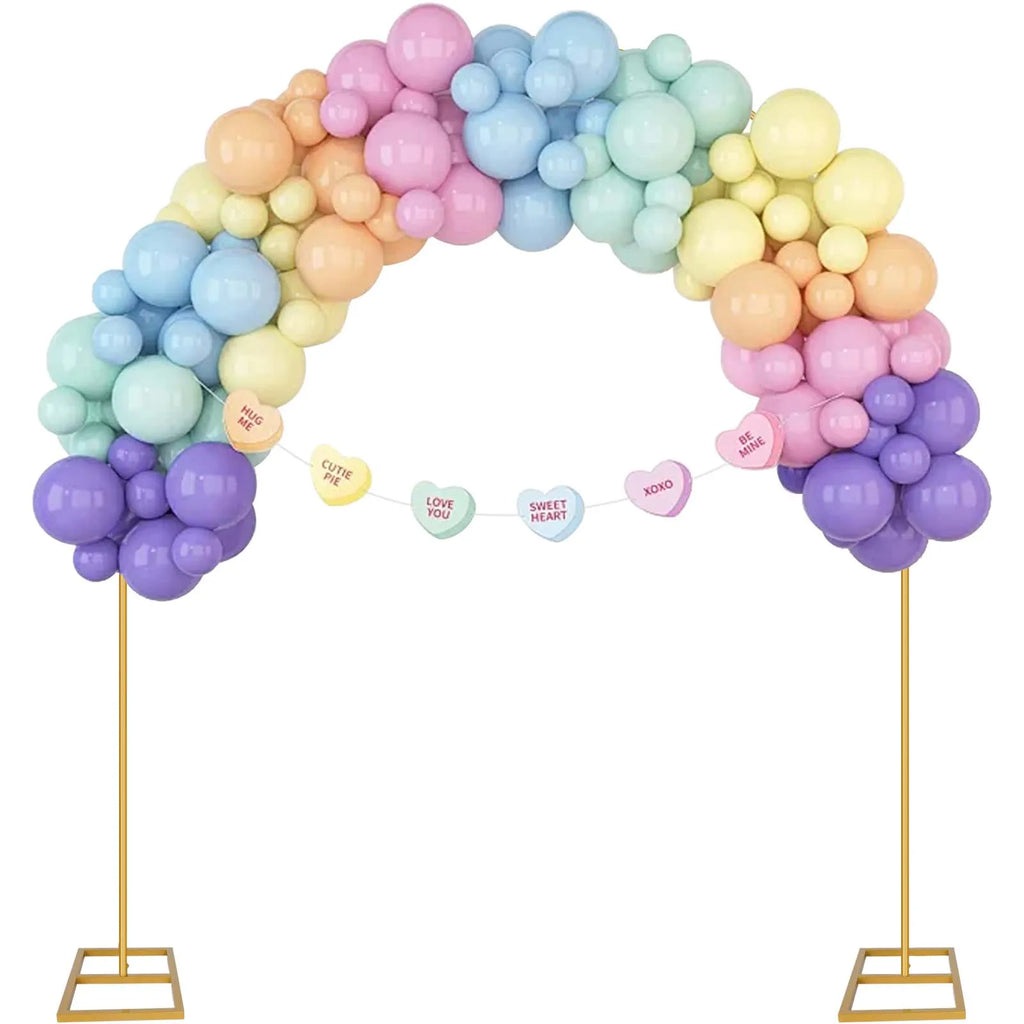 Arche arrondie dorée en métal : arche avec ballons pastel.