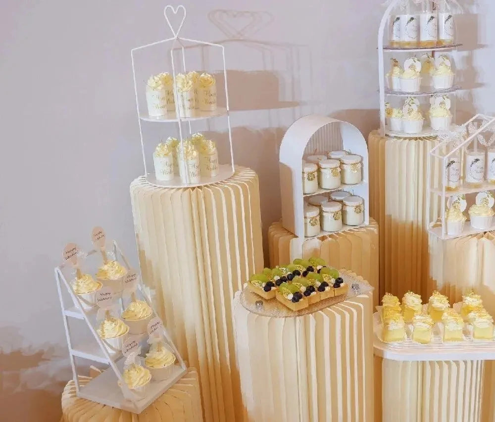 Colonne décorative pliante en papier blanc : buffet de desserts sur colonnes.