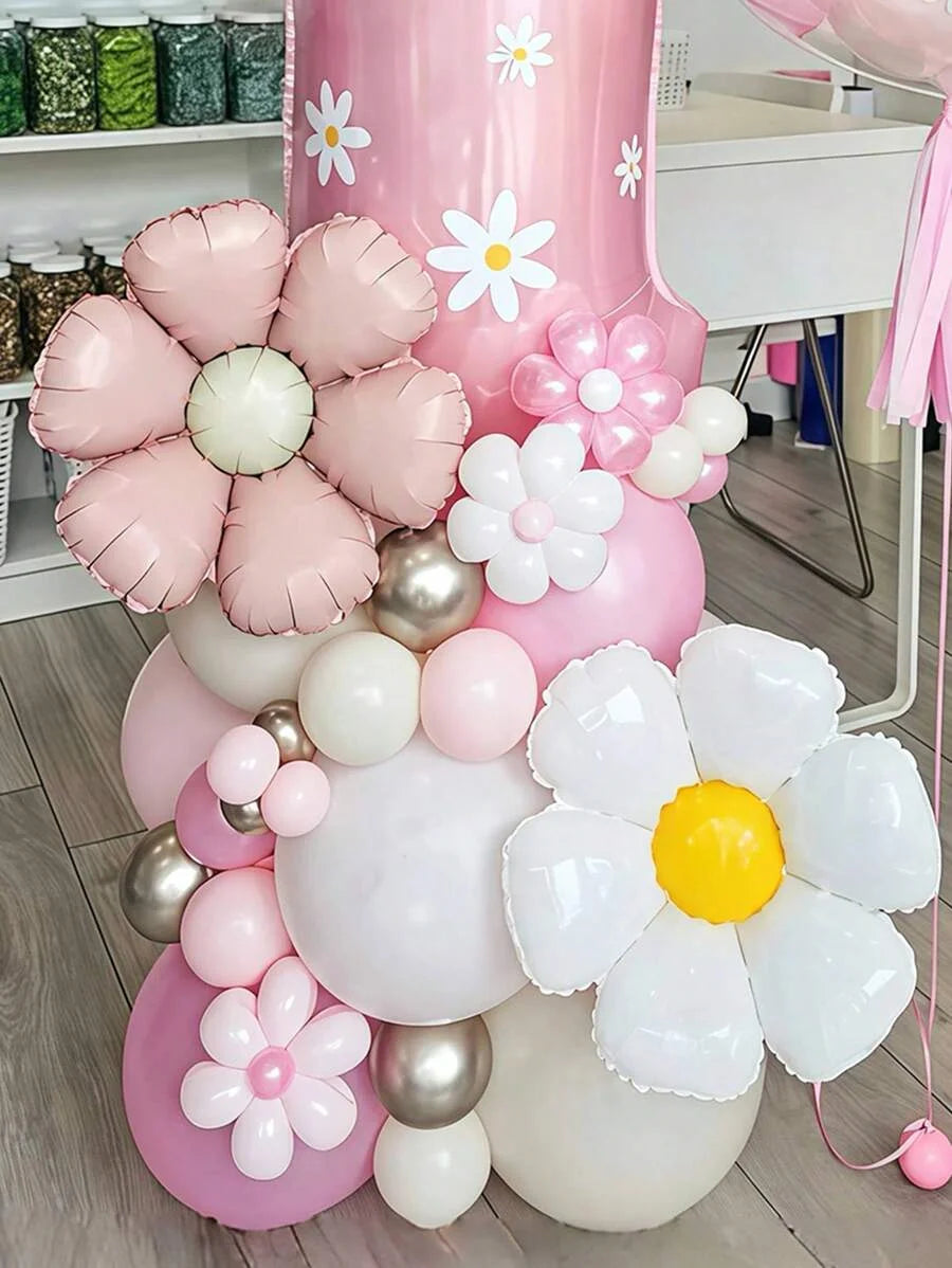 Détail des ballons fleurs roses et blancs dans un exemple de montage