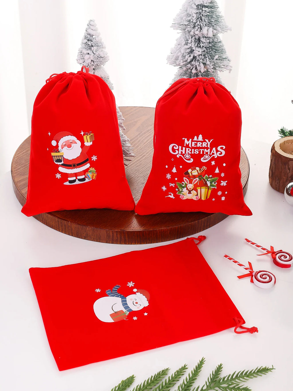 Trois pochettes rouges illustrées pour petits cadeaux