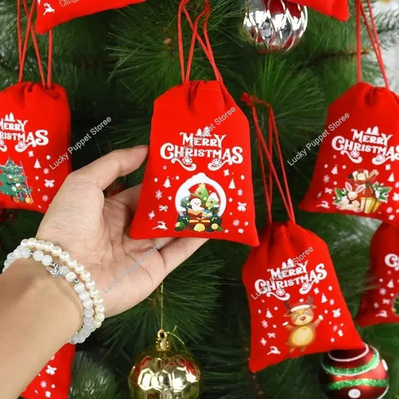 Pochettes rouges illustrées suspendues à un sapin