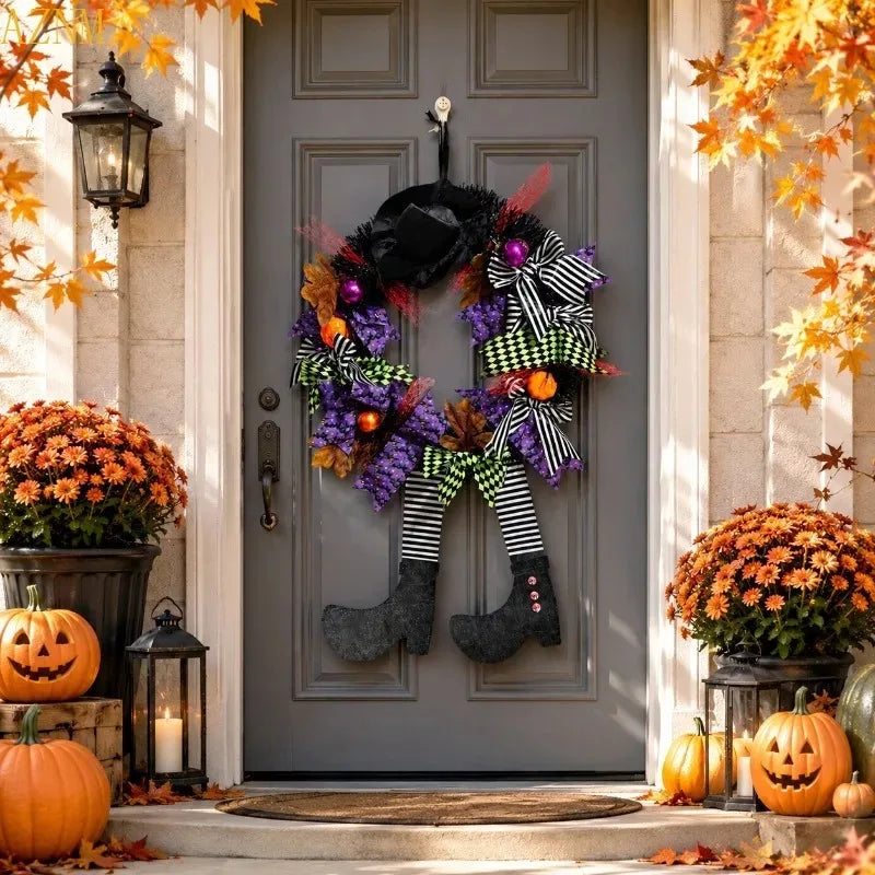 Couronne de porte Halloween avec jambes de sorcière — à l’entrée