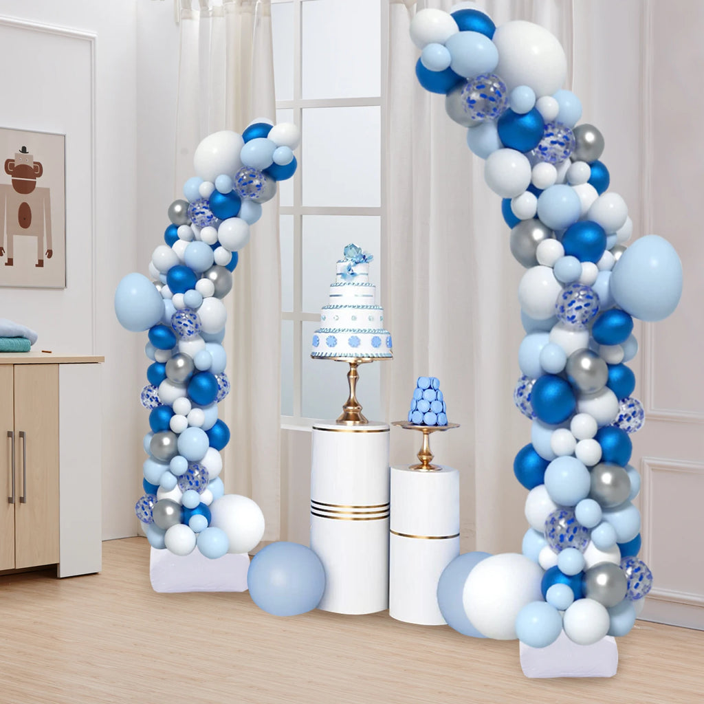 Demi-arche de ballons bleus et blancs avec base carrée blanche