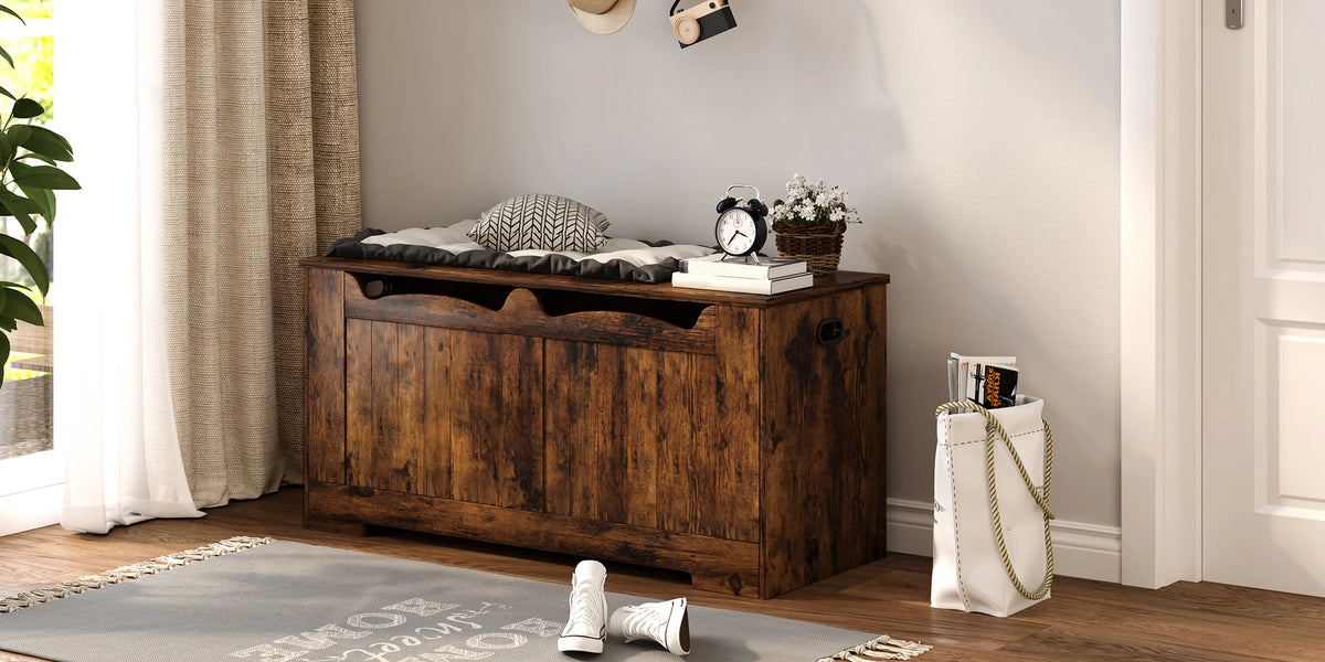Coffre de rangement en bois brun foncé avec couvercle relevé, vue de face