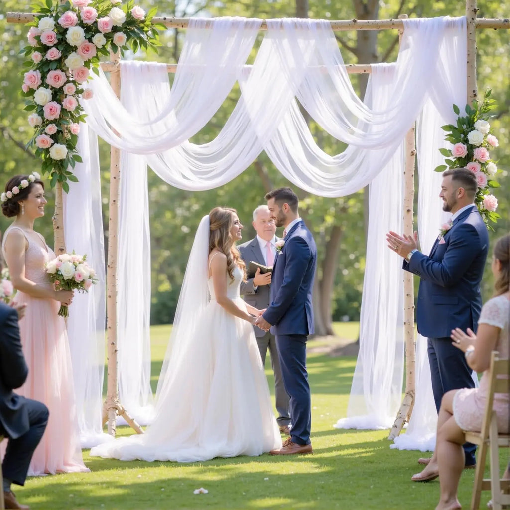Décoration en tulle blanc pour arche de mariage, drapés en voilages et pans retombants