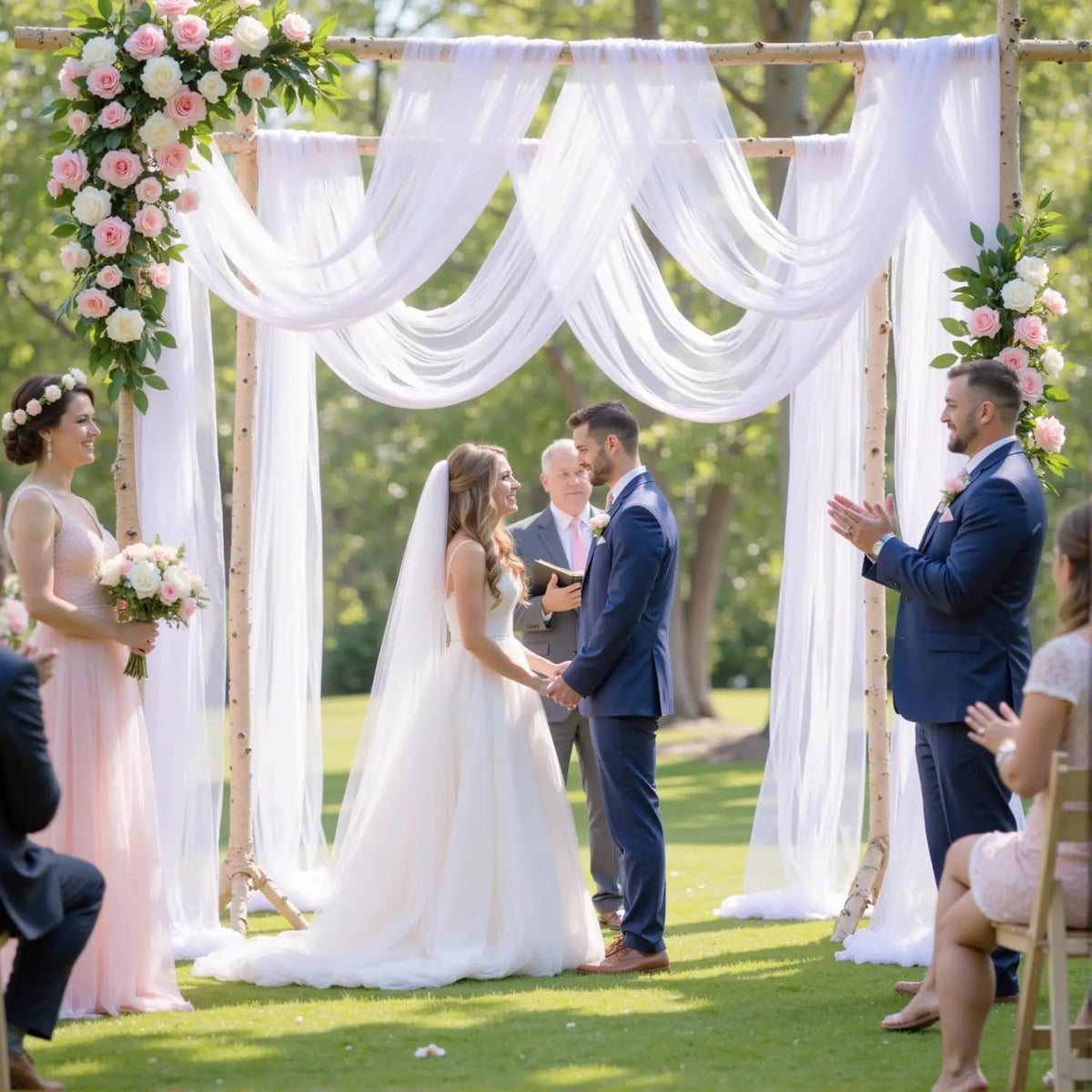 Décoration en tulle blanc pour arche de mariage, drapés en voilages et pans retombants