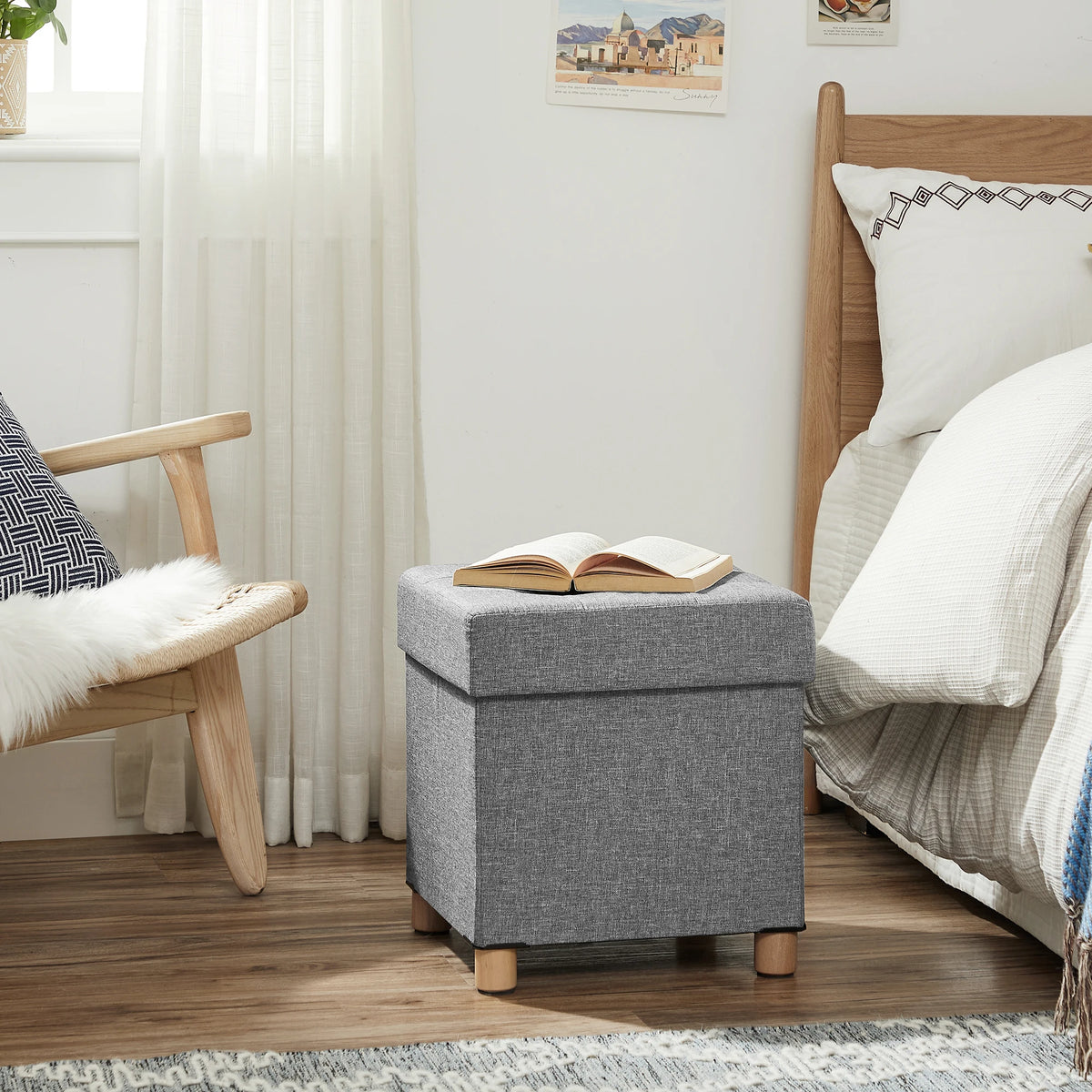 Pouf coffre pliable carré 38 × 38 × 40 cm — près d’un lit