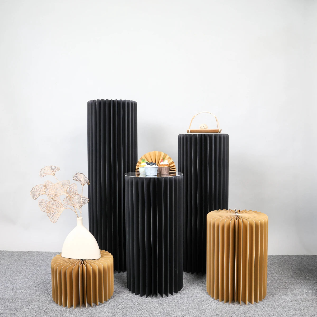 Colonnes de réception pliantes : ensemble noir et doré à plusieurs niveaux.