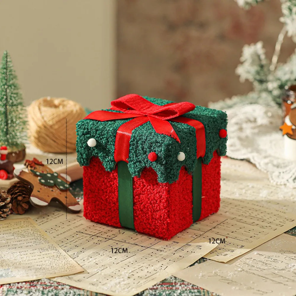 Boîte cadeau rouge et verte en tissu, dimensions illustrées de 12 cm