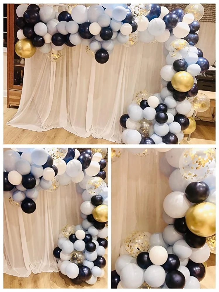 Rideau blanc utilisé comme fond pour un décor de ballons