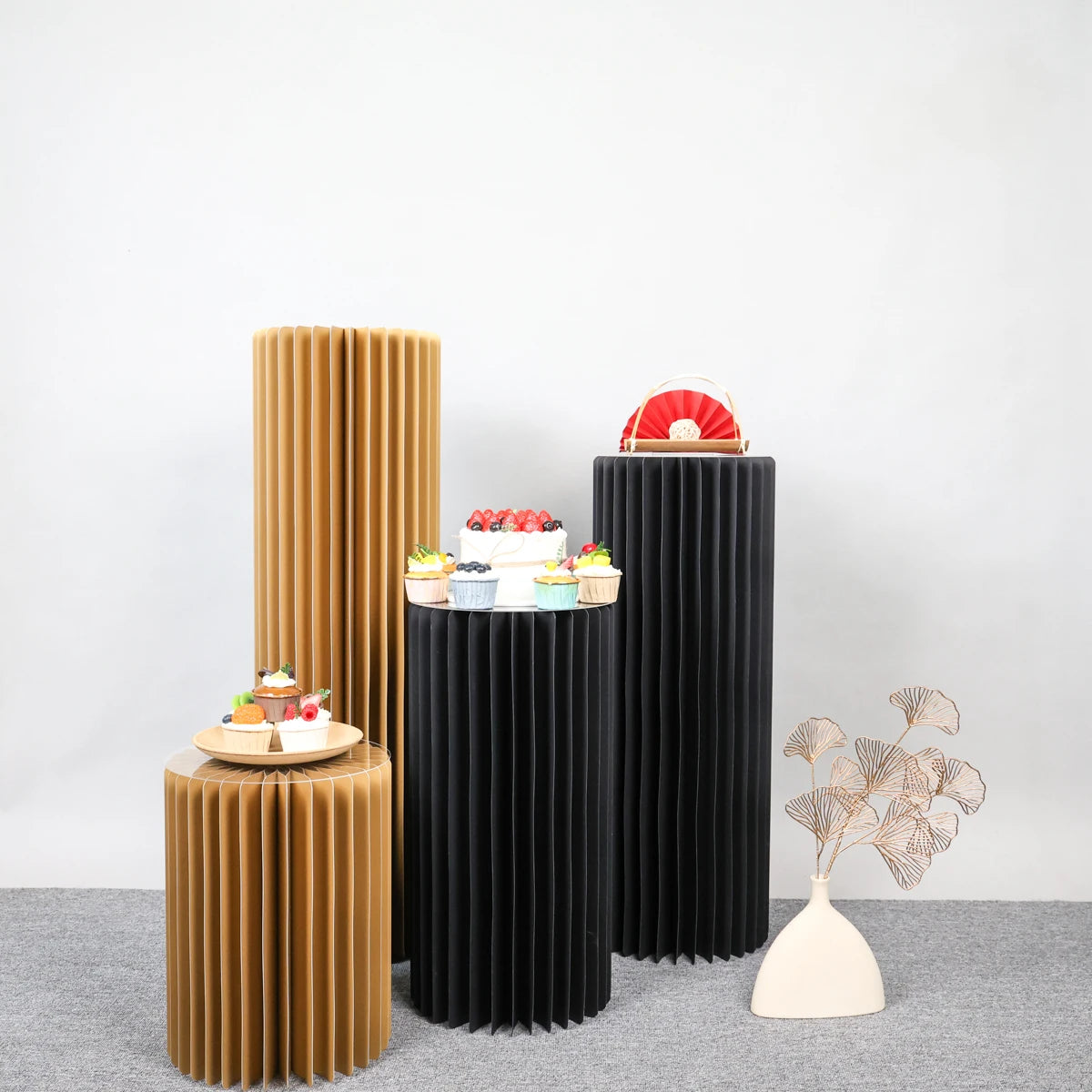 Colonnes de réception pliantes : colonnes pour présenter des desserts.
